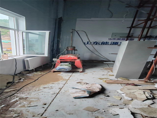 四更镇地基基础下沉墙体裂缝加固注浆顶升施工