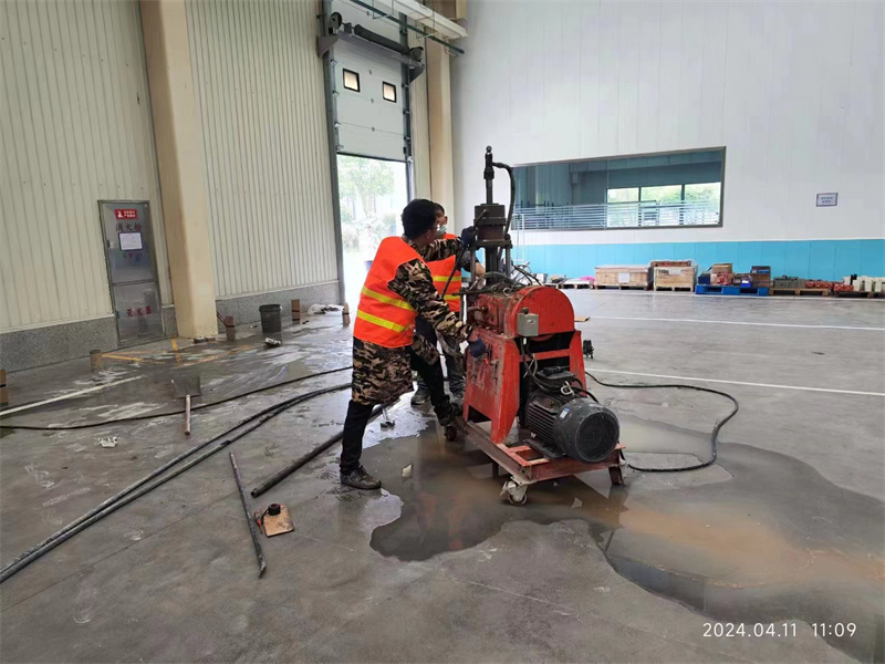 四更镇厂房地面下沉塌陷注浆加固施工